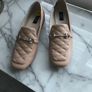 Jones NewYork Signature size 9 quilted horse bit beige loafer